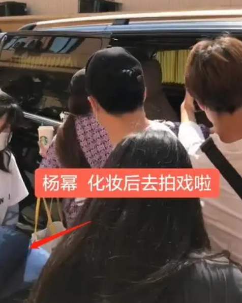 【谭松韵】杨幂拍新戏遭围观，用伞挡住自己随后扔掉，被围观者骂：我去，垃圾