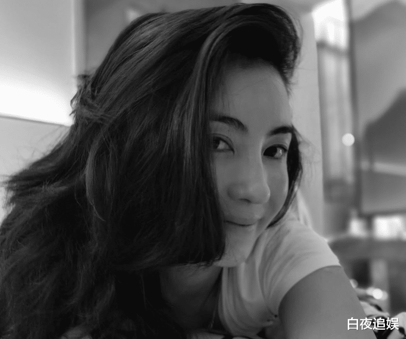 张柏芝|张柏芝大儿子“抽条”啦！13岁身高拔尖，怀抱妈妈男友力爆棚