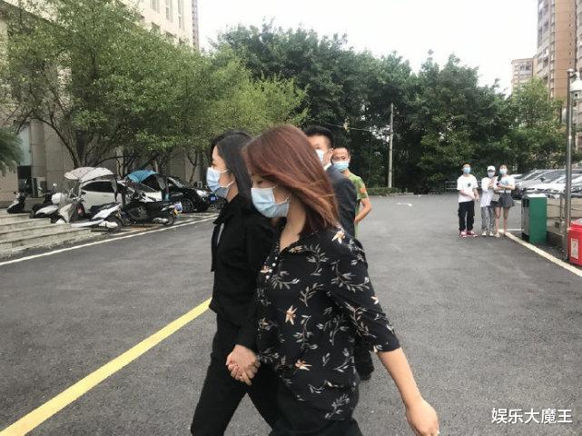 谭松韵|谭松韵妈妈被撞案今日开庭,一身黑衣表情严肃亲自出席庭审,经纪人细节暖心
