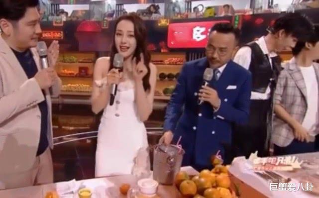 迪丽热巴|芒果台出直播事故,迪丽热巴遭陌生男求婚,男生身份遭扒太可怕