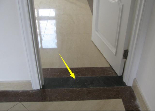 |越来越多人喜欢这么装修门槛石，见过的人都称赞，美观又大气