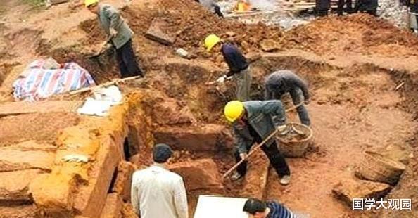 鸡蛋:考古专家挖掘古墓,进行到一半发现鸡蛋,专家:碰都不要碰!