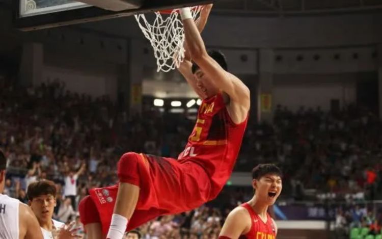 『周琦』男篮又涌现一位潜力新星!13岁身高2米04,有望成下一个周琦!