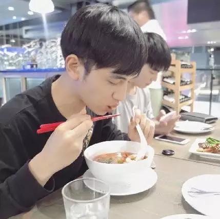 整容|泰国小哥因长太丑花74万整容，成功从丑男变网红