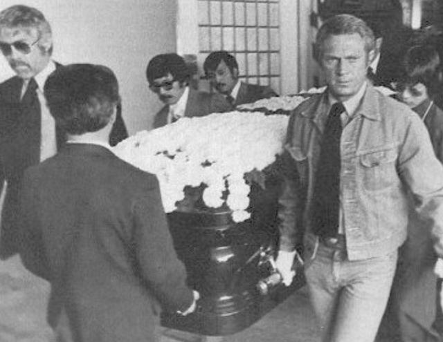 李小龙▲李小龙出殡，扶灵之人来头颇高，无人敢惹，一般人难以胜任