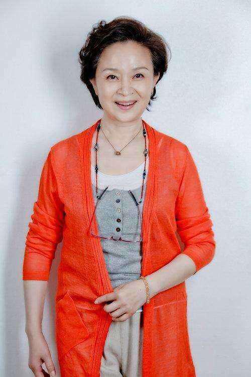 发型|62岁刘莉莉老得不做作,衬衫配丝巾慈祥温和,短发微卷气质优雅