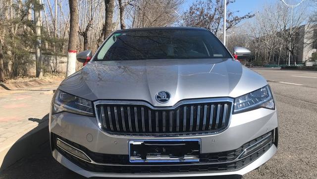 [大众迈腾]从16.99跌至12.49万，迈腾3大件+9气囊，油耗仅6L，被忽略真可惜