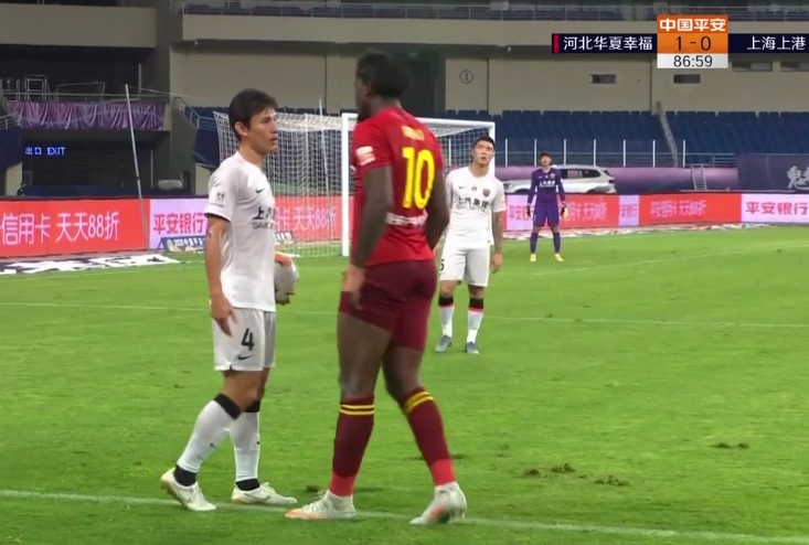 王燊超|冲突!180CM王燊超挑衅196CM黑又硬,气势不输,主裁赶紧拉架