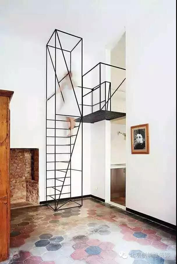 「」准备好上楼梯的正确姿势了吗？