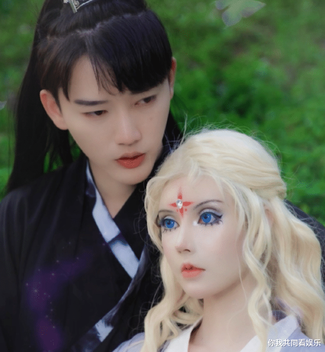 『芭比』迪丽拉终于舍弃“芭比裙”，当她“学生装”曝光后，美到让人窒息