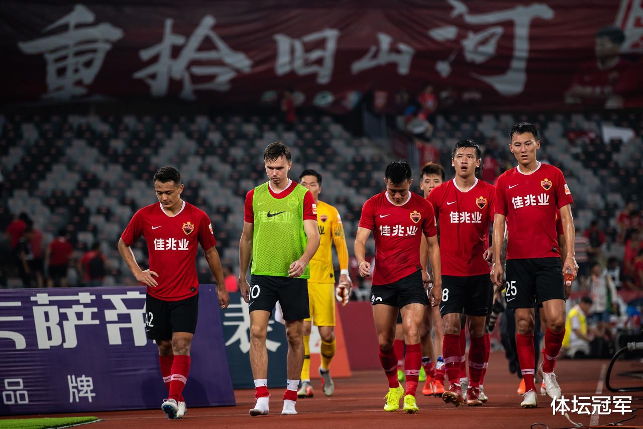 郜林▲避免笑话！郜林直播闹乌龙，隔离球员又违规，深足罚巨款加强管理