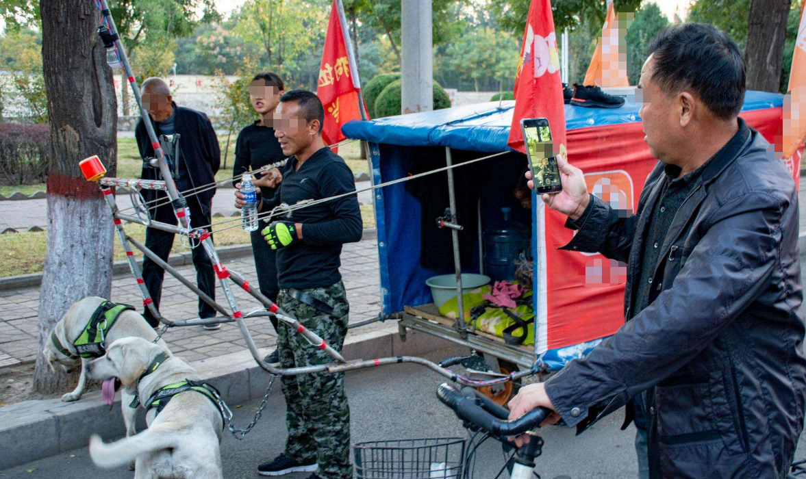 川藏公路：300斤小伙骑三轮徒步川藏线，本以为很励志，保时捷暴露真实目的