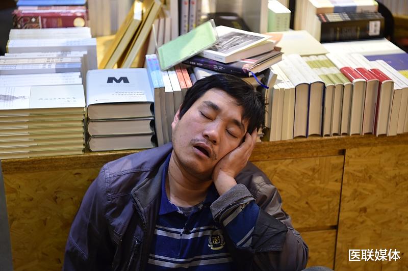 睡眠|老觉得累，想睡觉？恐是这4个原因导致，可别不当一回事