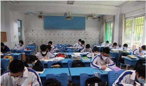 ##教育局规定30人以上班级不能开课,原班级分成两个影响同学关系吗