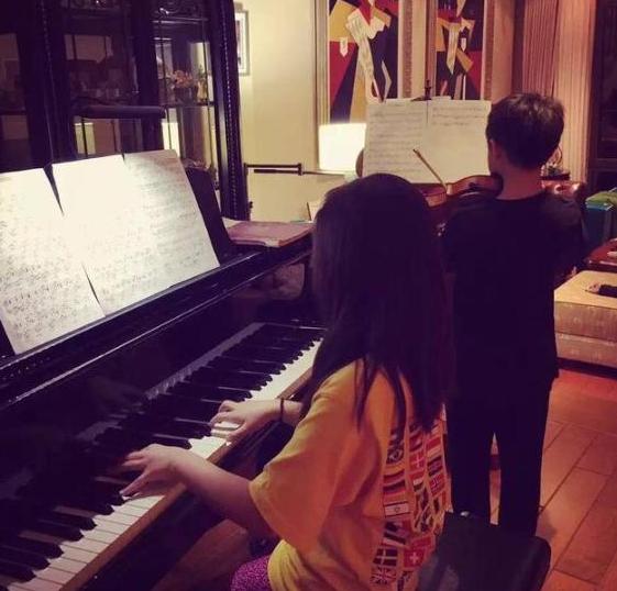 [黄磊]参观黄磊如今住的豪宅，从小就给女儿买了钢琴，难怪女儿不开心了