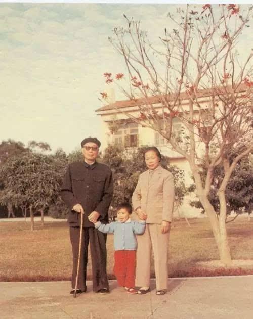 聂荣臻|15岁嫁给13岁的聂荣臻，一生不愿改嫁，聂帅为她送终