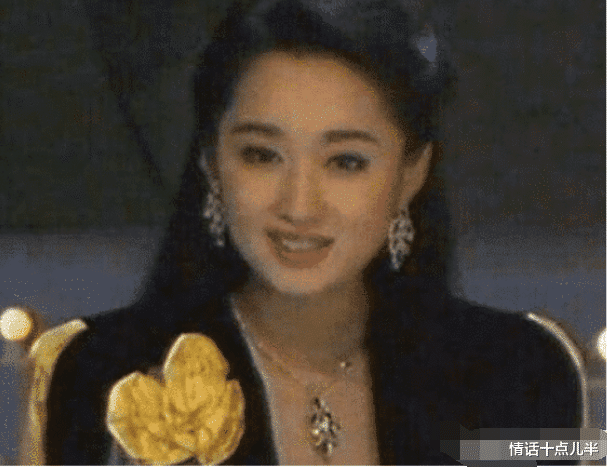 杨钰莹@杨钰莹第一次上央视时，央视的编播人员被其美貌“吓到了”