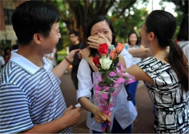 |爸爸让弟弟帮忙念哥哥高考成绩,当听到“51分”,哥哥坐不住了