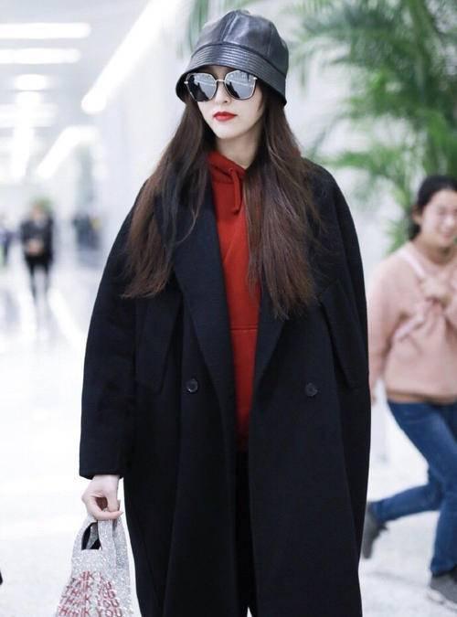 羽绒服|“万能黑”才是最难驾驭的颜色，想要穿得高级，7个小妙招要学会