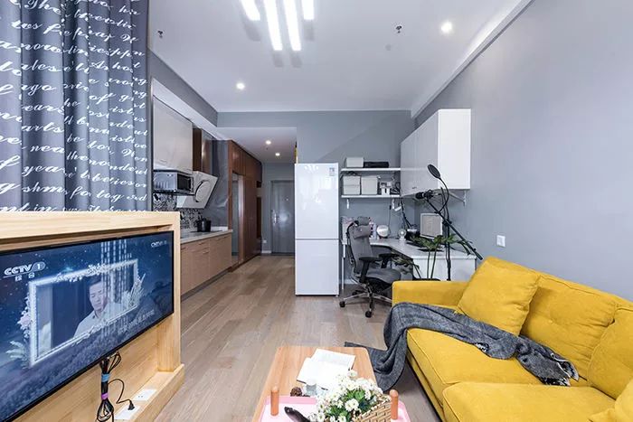 |35㎡长条形单身公寓，卧室的抬高设计，多出一个储物间！厉害了