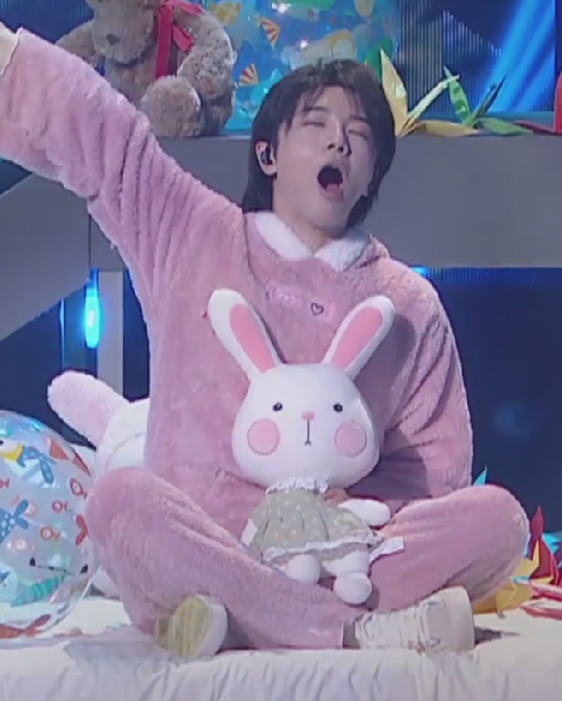 「关晓彤」王牌统一穿睡衣配拖鞋,谁注意关晓彤的穿法?这才是女星的体面