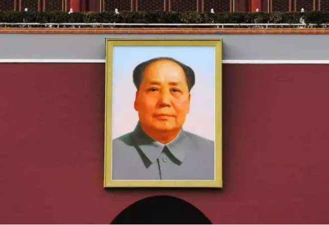 「历史揭秘」为何天安门城楼的毛主席画像,每年都要更换一次?看完肃然起敬