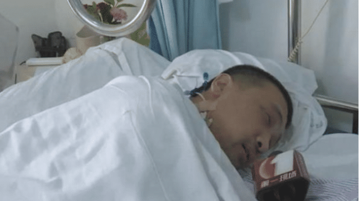 红海行动：他曾参演《红海行动》多部佳作，今身患恶病卧床不起，孤身一人无亲人照顾