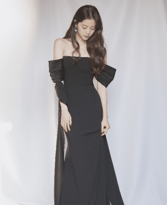 『欧阳娜娜』有种“发育过度”叫欧阳娜娜,当她半躺那一刻,男粉眼睛都直了!