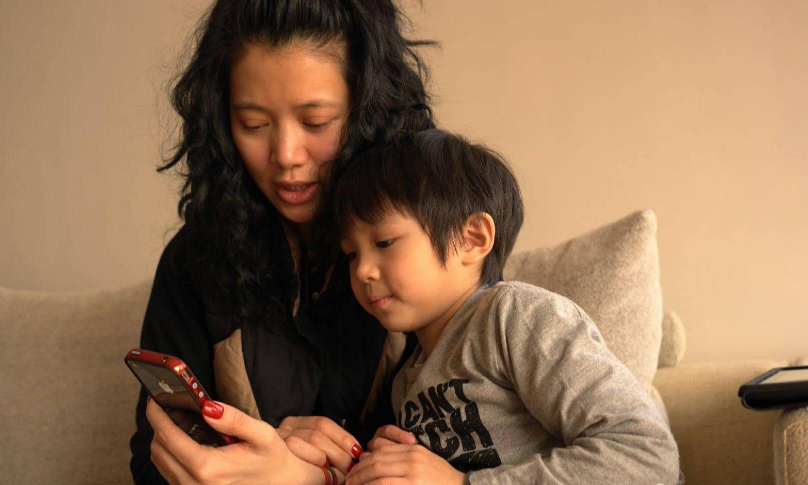 袁咏仪|袁咏仪晒家人散步照，13岁魔童身高喜人，这腿是真实存在的吗？