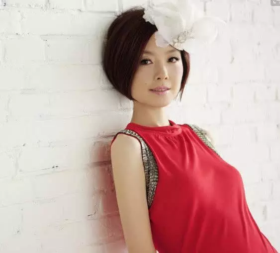 「鲁豫」本以为鲁豫够瘦了，直到看到了“明玉”，网友质疑：确定是本人？