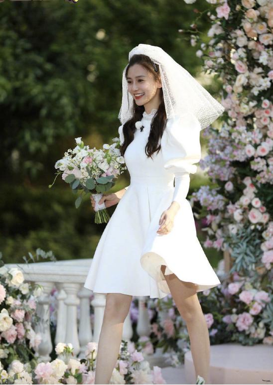 「关晓彤」《奔跑吧》关晓彤被排挤太明显，baby全程不理会，婚纱装扮也巨丑！