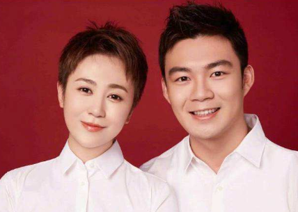 春晚|她是春晚女王，却嫁给小11岁的“弟弟”，现在38岁被宠成公主