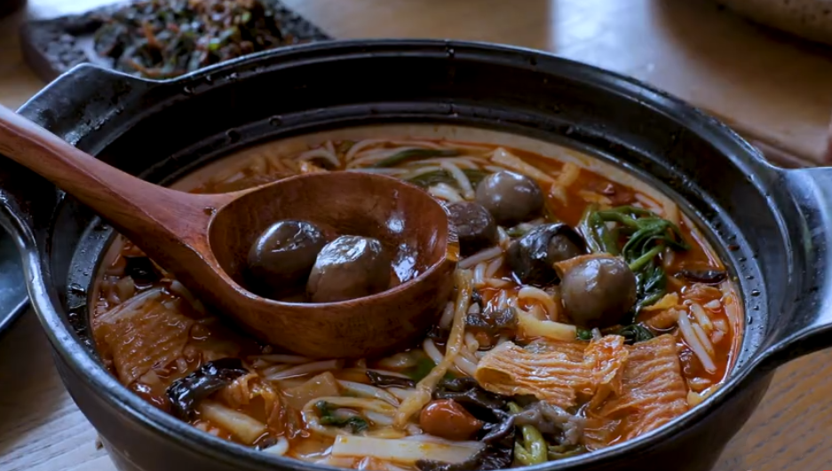 「李子柒」李子柒螺蛳粉致人拉肚子，看清她用的“配料”后，网友：忍不了！