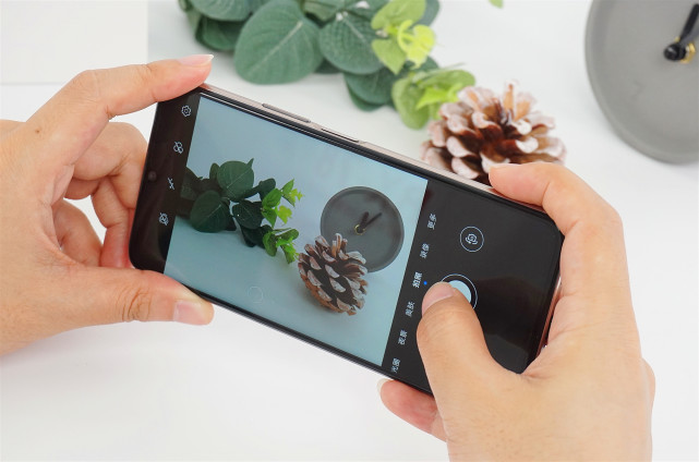 华为|处境并不妙！华为首款天玑800机型，现在很难跑赢对手