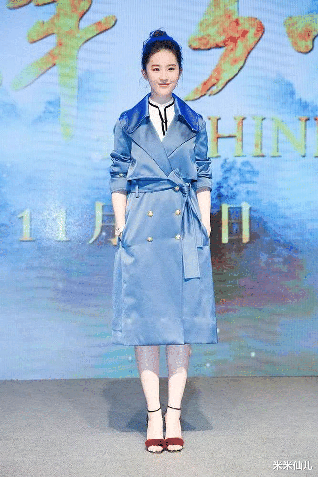 劉亦菲簡直是a爆瞭，身穿霧霾藍大衣顯成熟-圖2