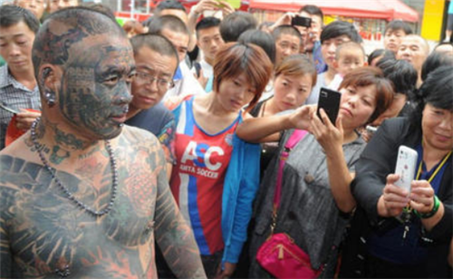 女孩|中国纹身第一人:父母不愿见他,曾上街吓哭小女孩,现在遭到报应