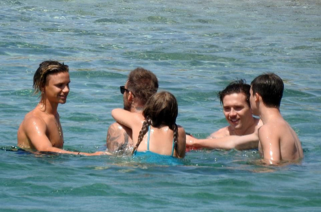 权珉娥|贝克汉姆全家希腊度假,大海中拥吻女儿,9岁小七花式粘老爸