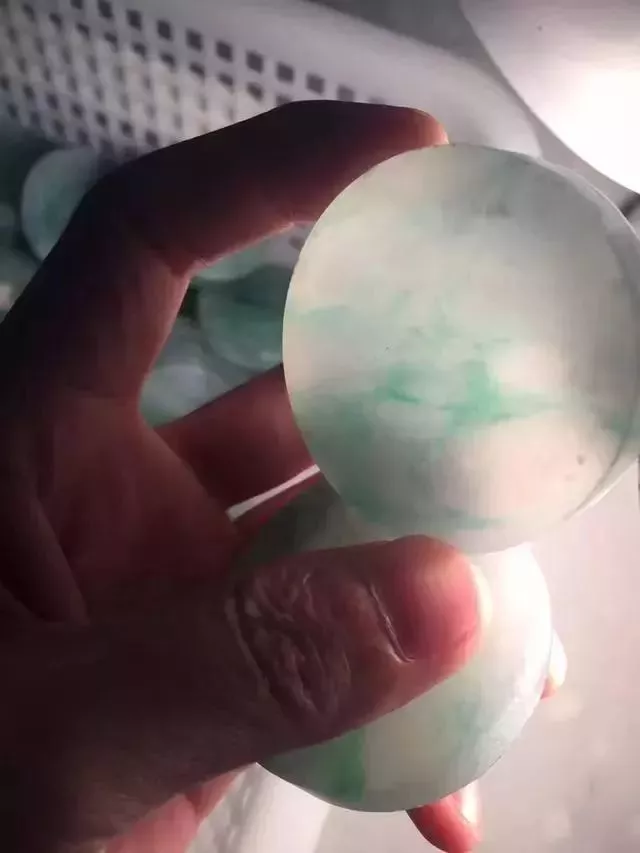 「翡翠」这块翡翠原石花的值！切出60多支飘花手镯 ！