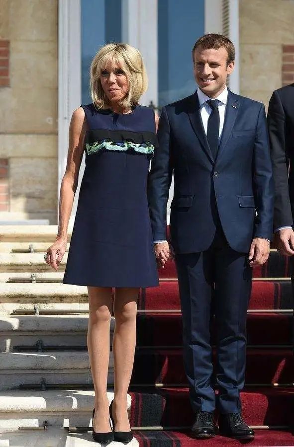 发型|布丽吉特“鸡窝头”不算啥,摩纳哥王妃新发型才真奇葩,太显老了