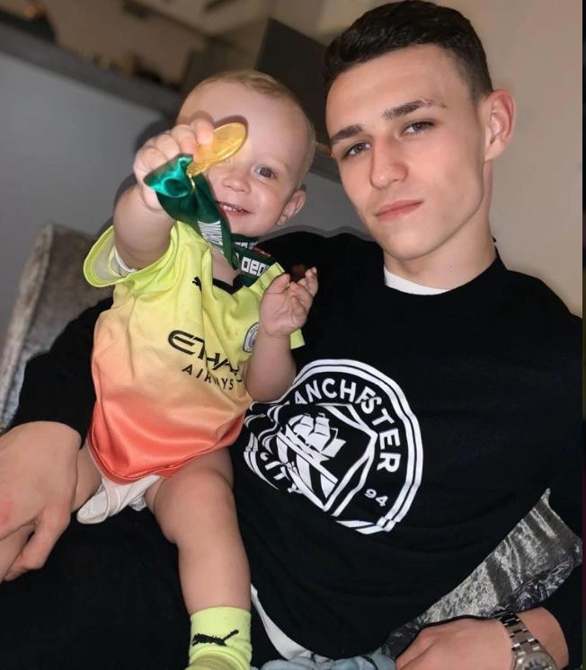 |20岁的菲尔·福登,已经是两岁孩子的爹,为了孩子只能放弃爱好