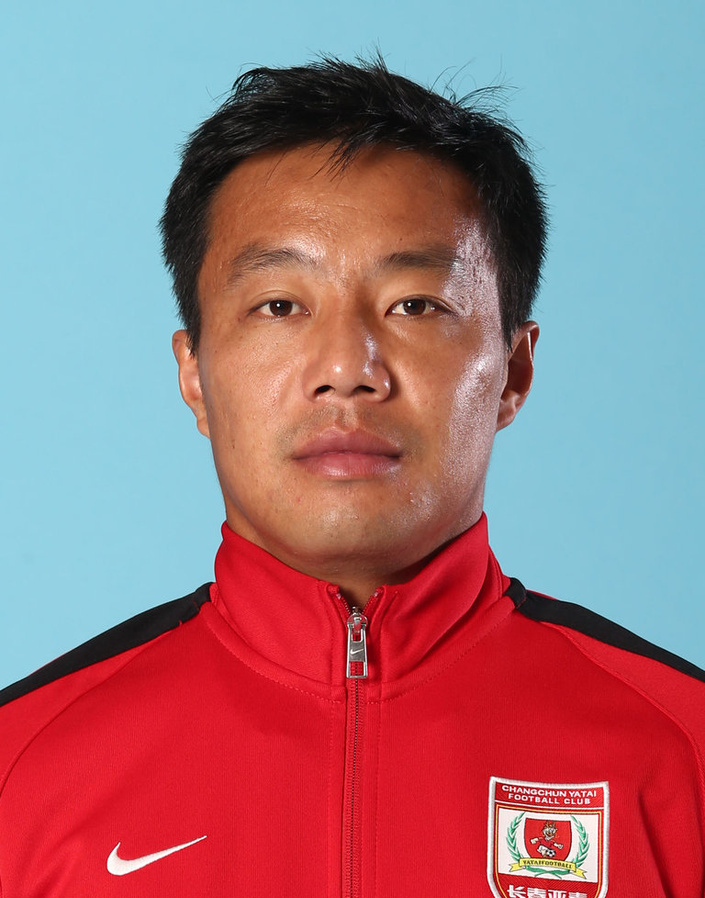 「闫峰」中国足球再闹笑话！靠送礼进国家队之人投身青训，球迷：误人子弟