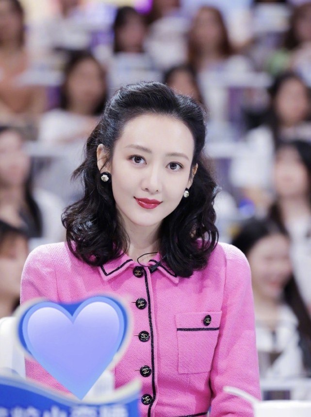 「王鸥」38岁王鸥太精致！穿30年前小香风外套复古美人，看不出年代违和感