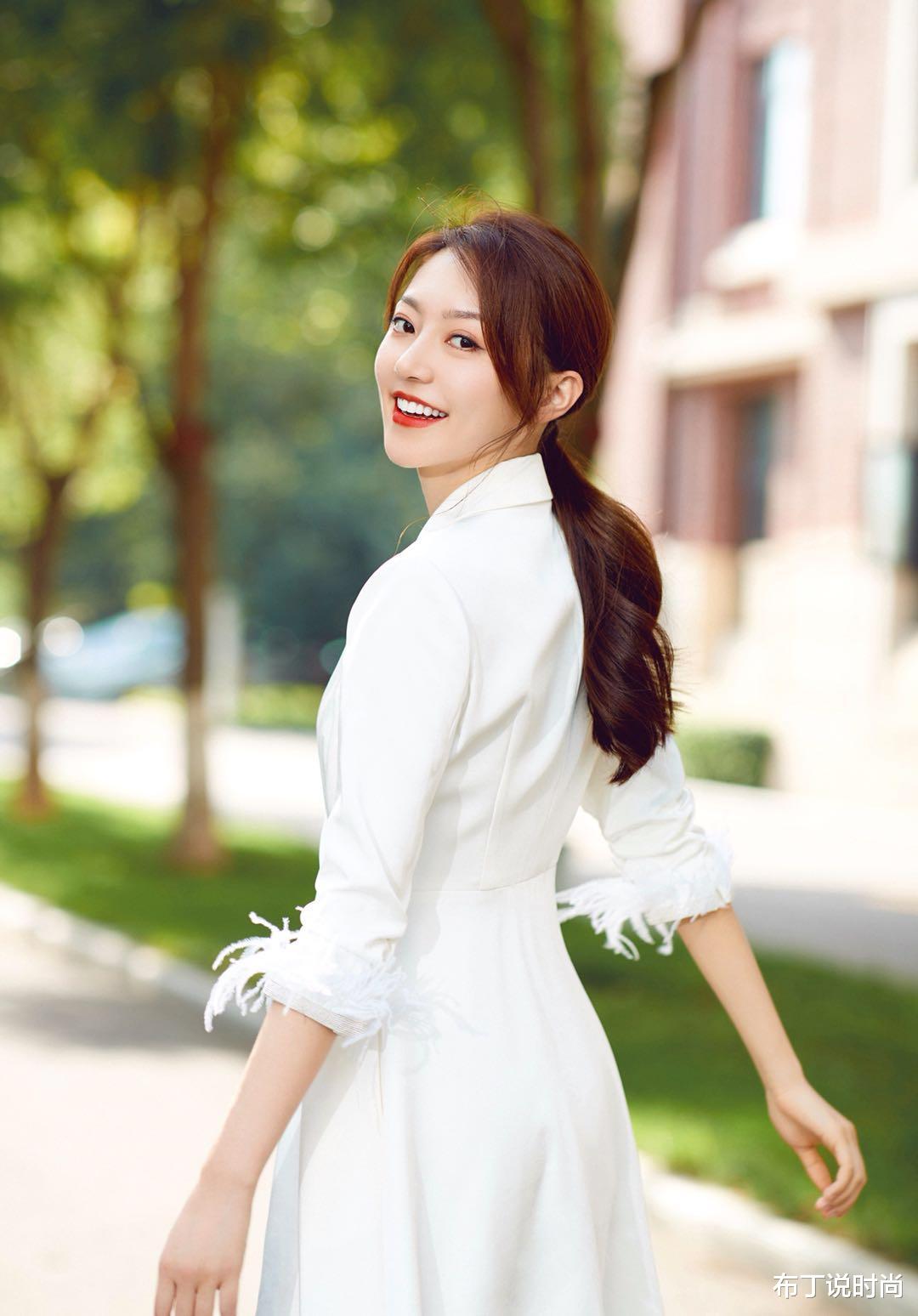 温婉|黄梦莹穿白色系连衣裙很有辨识度,温婉可人略带知性风