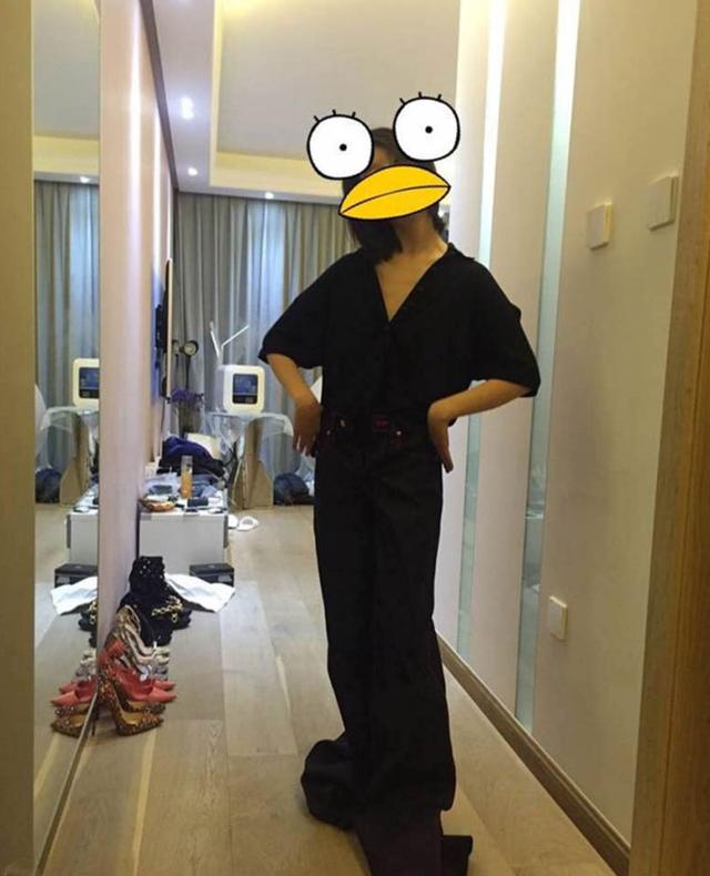 结婚|带你参观周冬雨的家，客厅成了自己的服装间，还把衣服放电视柜上