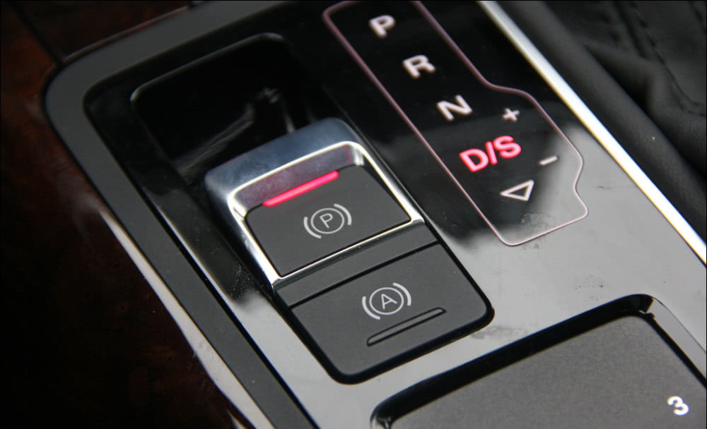 【】车上这4个按钮不能乱按,可能闯祸了都不知情,新手有必要看看