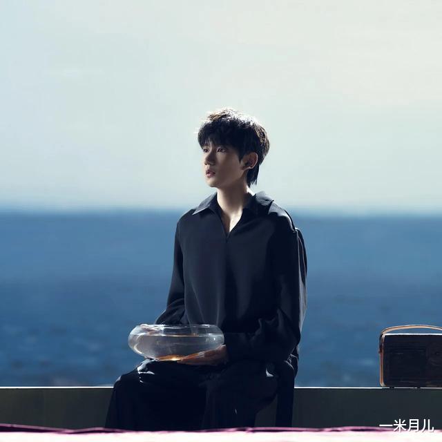 [王源]王源山区钓鱼，却不露正脸，粉丝感叹美爆了！