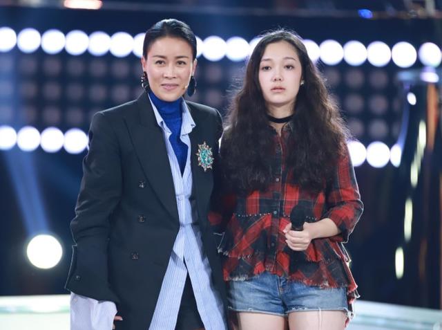 |参观那英在北京的豪宅,邻居都是欧式别墅,她家房子却像个土碉堡