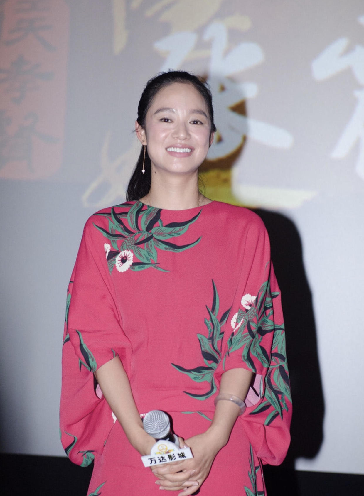 防晒|周韵高颜值任性，素颜妆容搭配连衣裙现身，依然年轻漂亮大方