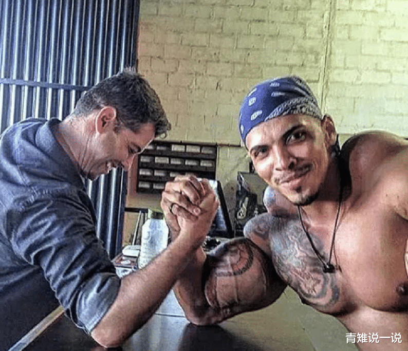 『健身』当初为了增加肌肉,拼命往肌肉注入燃油的男子,3年过后变成这样