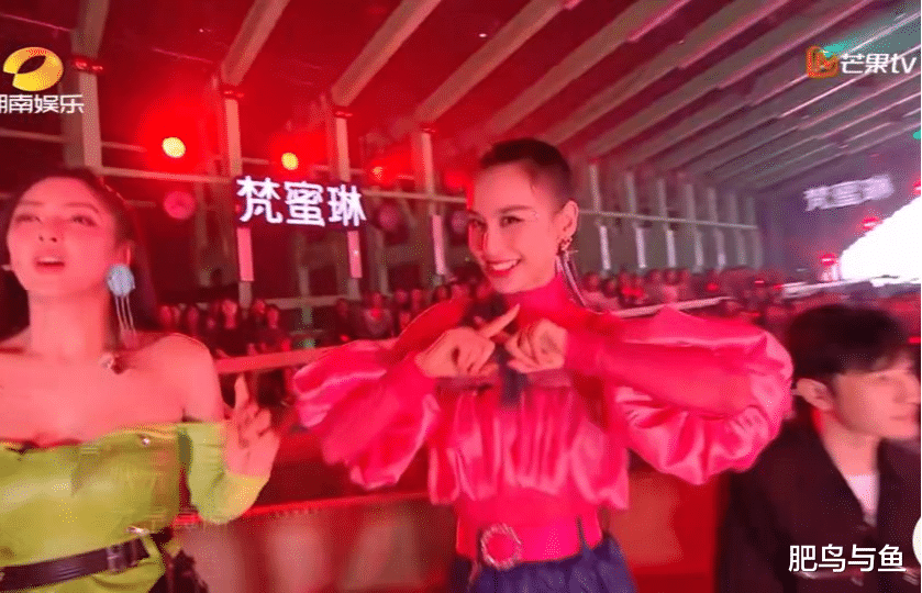 王一博|《大碗宽面》王霏霏郁可唯撩人互动被一刀切！换成黄圣依比心？